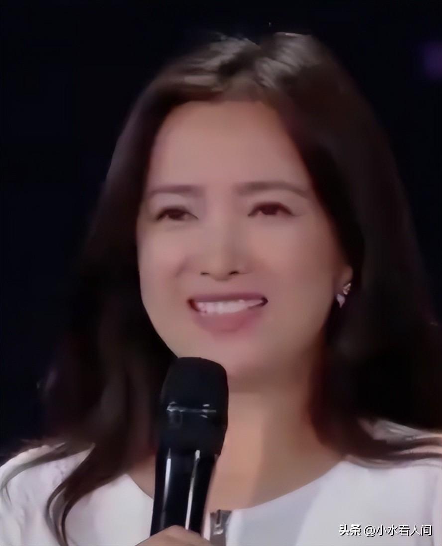 何晴去世30天，许亚军终于发声，连续两次“示爱”，才知他多体面