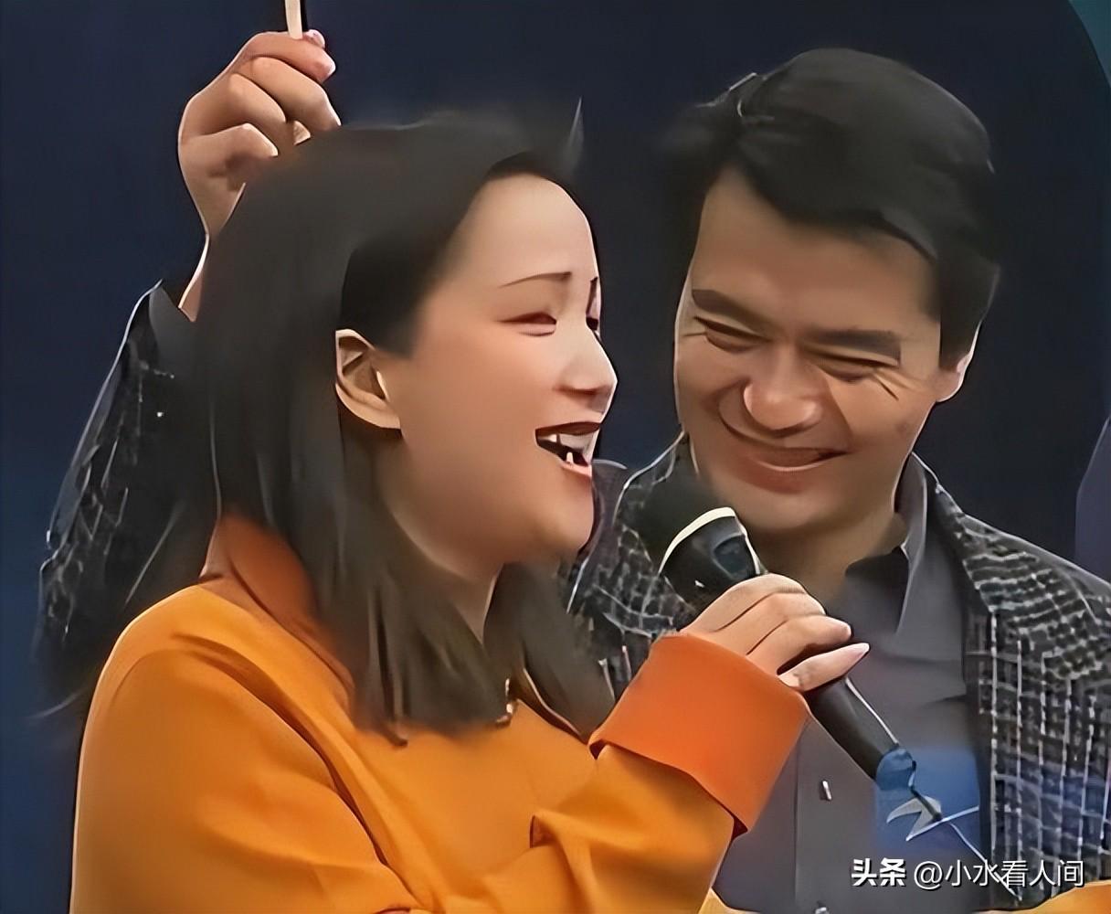 何晴去世30天，许亚军终于发声，连续两次“示爱”，才知他多体面