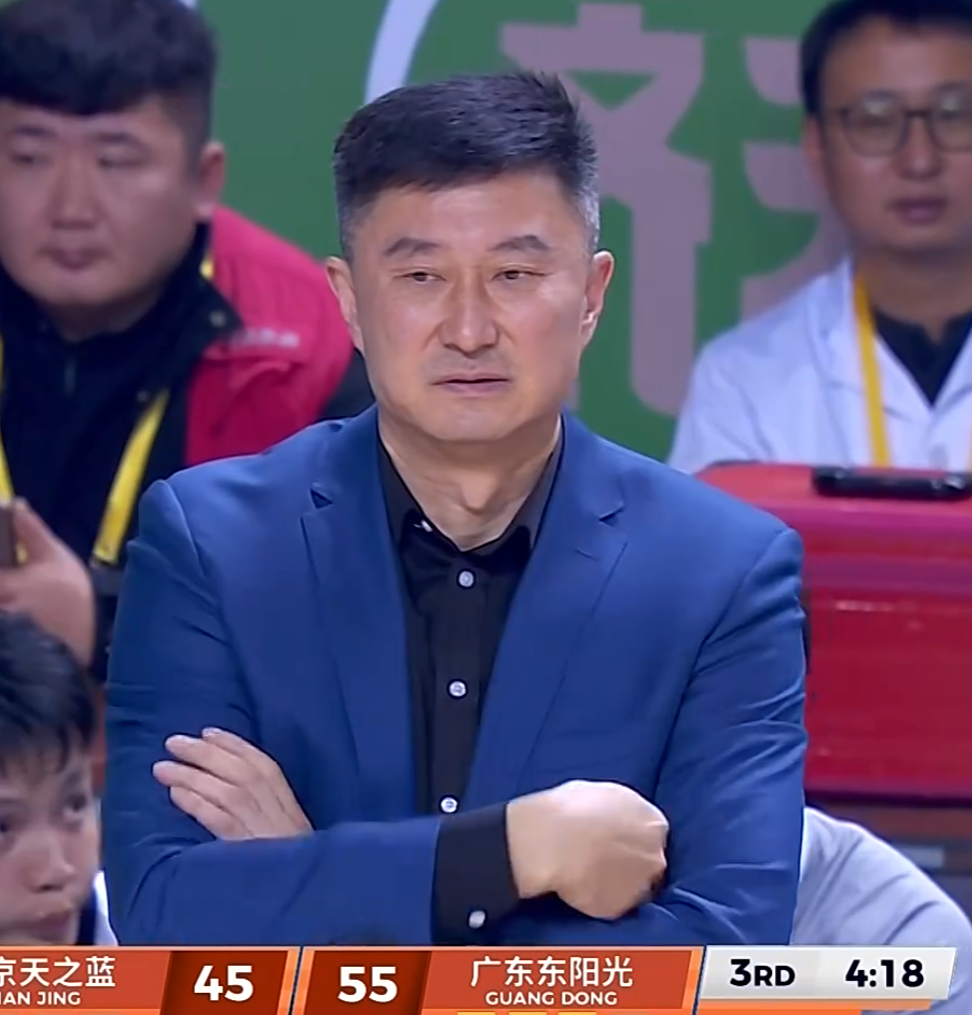 广东宏远今日早报！杜锋深夜发声，胡明轩触底反弹，麦考尔复出