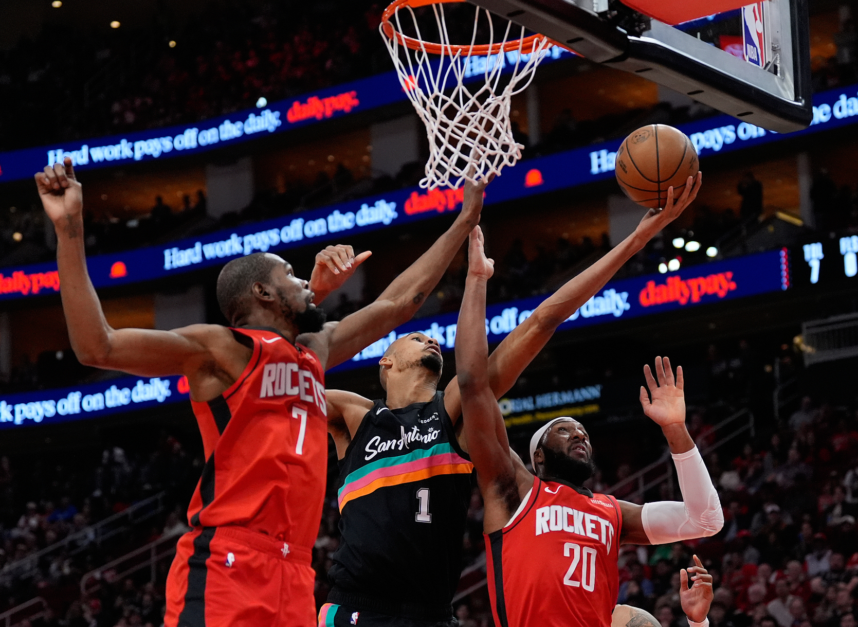 华体会-火箭逆转马刺三连胜！谢泼德末节12分成奇兵 申京20+13+9决胜一投