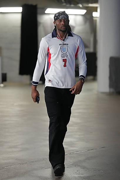 HTH.com-这球衣帅，库明加赛前身着贝克汉姆英格兰球衣进入球馆