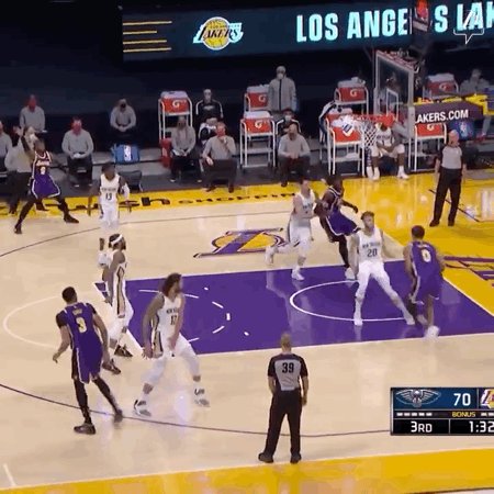 华体会体育-36岁了还玩隔人飞扣！湖人三分和防守比老詹更闪耀